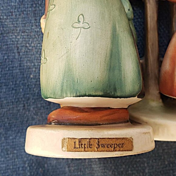 Pair of Vintage Hummels: Little Sweeper and Signs of Spring - Picture 6 of 9